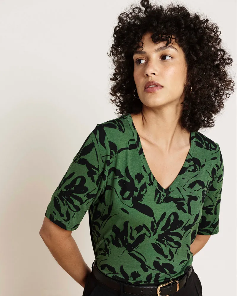 Camiseta Lily Liquid Jersey V-Neck Stovepipe Verde Sgraffito Estampado - foto 1
