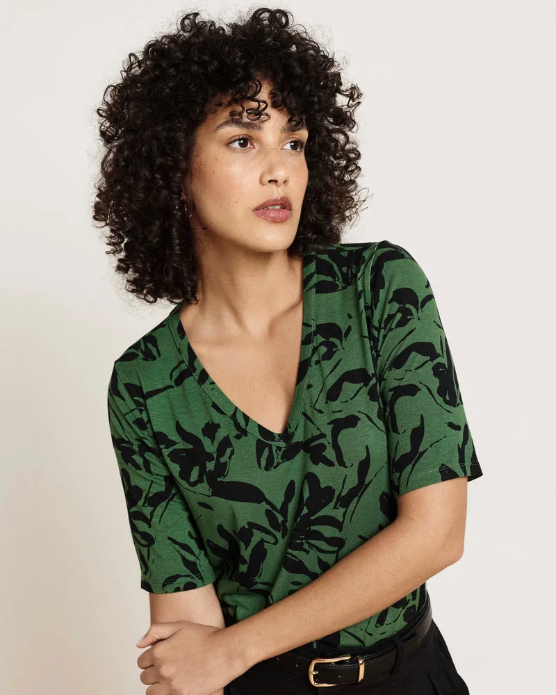 Camiseta Lily Liquid Jersey V-Neck Stovepipe Verde Sgraffito Estampado - foto 3