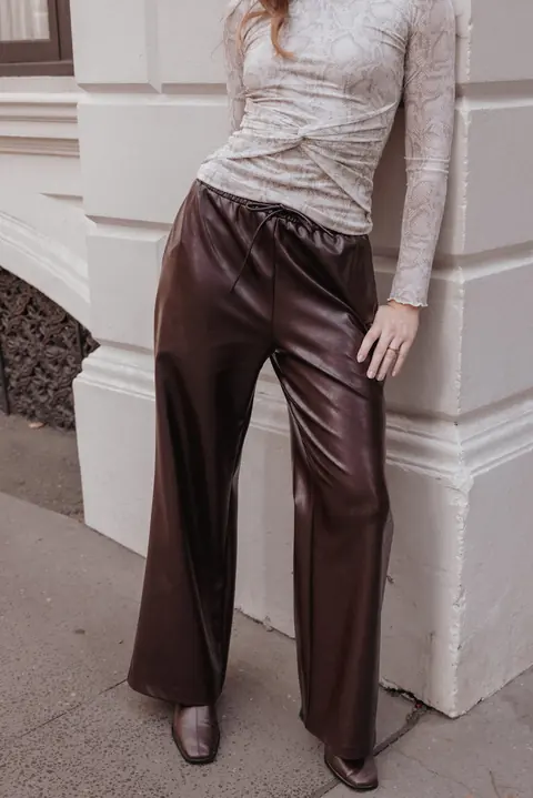 Calça Pantalona Saffron Vegan Leather Bordô